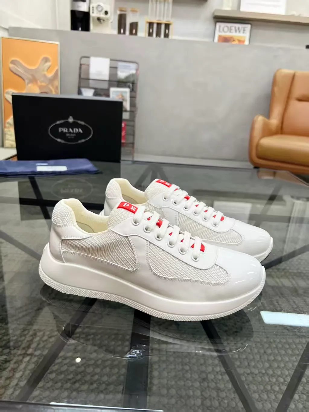 P420 38-45 Prada Prada’s new men’s leather sneakers, the highest version on the market, any comparison is welcome🆚! The original leather has excellent texture and is super high-end! Fetal sheep net lining imported from Italy, removable pad! Luxurious materials and fine workmanship, highly recommended!